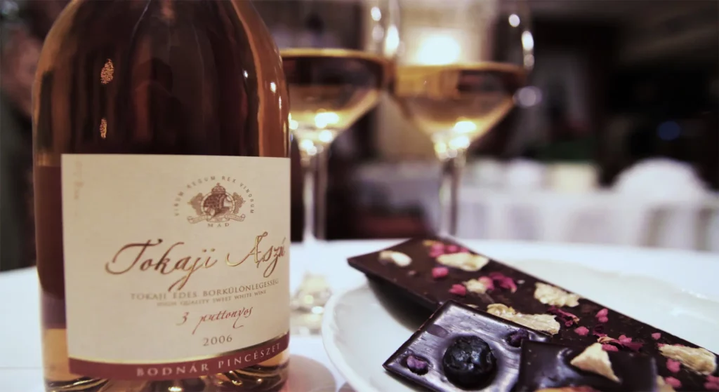 wino czekolada w restauracji magnolia w Dwór Komvornia Hotel SPA